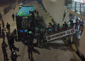 Angkut 12,4 Ton Bahan Kontak Bantuan Kemanusiaan, Unsur TNI AL KRI Bung Hatta-370 Tiba di Reo Manggarai