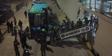Angkut 12,4 Ton Bahan Kontak Bantuan Kemanusiaan, Unsur TNI AL KRI Bung Hatta-370 Tiba di Reo Manggarai