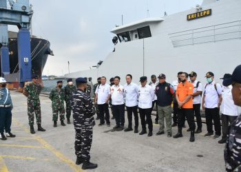TNI AL Kerahkan Unsur Kapal Perang Untuk Cari Lima Jurnalis Yang Hilang Kontak Saat Meliput Gunung Anak Krakatau