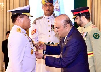 Kepala Staf Angkatan Laut Menerima Anugerah Bintang Kehormatan dari Presiden Pakistan