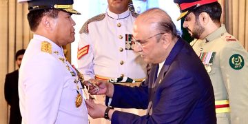 Kepala Staf Angkatan Laut Menerima Anugerah Bintang Kehormatan dari Presiden Pakistan