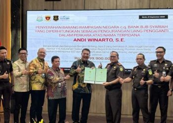 Kejari Kota Bandung Serahkan Barang Rampasan ke Bank Bjb Syariah terkait Uang Pengganti Terpidana Andi Winarto