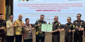 Kejari Kota Bandung Serahkan Barang Rampasan ke Bank Bjb Syariah terkait Uang Pengganti Terpidana Andi Winarto