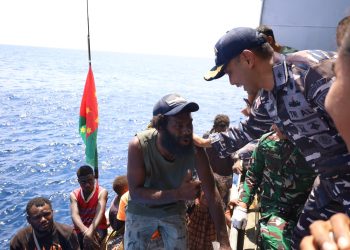 MISI KEMANUSIAAN DI LAUT LEPAS, KRI WSH-991 EVAKUASI 11 WARGA PAPUA NUGINI YANG HANYUT DI PERAIRAN SAMUDERA PASIFIK