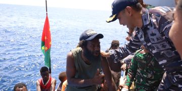 MISI KEMANUSIAAN DI LAUT LEPAS, KRI WSH-991 EVAKUASI 11 WARGA PAPUA NUGINI YANG HANYUT DI PERAIRAN SAMUDERA PASIFIK