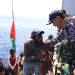 MISI KEMANUSIAAN DI LAUT LEPAS, KRI WSH-991 EVAKUASI 11 WARGA PAPUA NUGINI YANG HANYUT DI PERAIRAN SAMUDERA PASIFIK