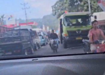 BBM Langka, Antrian Kendaraan Buat Macet tak tampak Petugas Polisi