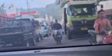 BBM Langka, Antrian Kendaraan Buat Macet tak tampak Petugas Polisi