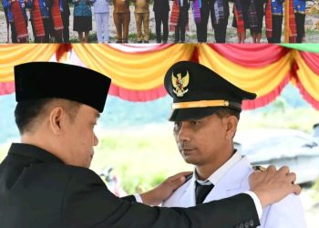 Bupati Oloan Paniaran Nababan, Lantik Sejumlah Pejabat di Desa Pulo Godang Kecamatan Pakkat, Ini pesannya!