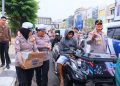 Di Tengah Antrean Panjang BBM, Wakapolda Sulut Cek Pengamanan hingga Polwan Bagikan Air Mineral