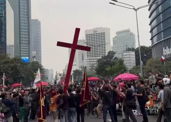 Salib Merah Hiasi Demo Mahasiswa di Jakarta