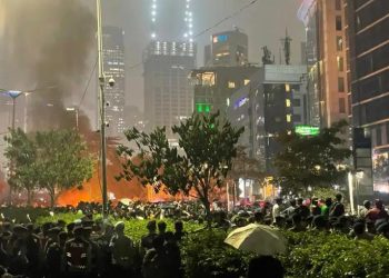 Demo Mahasiswa Memanas, Massa Mulai Lempar Botol dan Bakar Barang