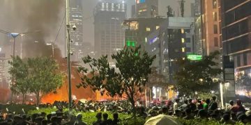 Demo Mahasiswa Memanas, Massa Mulai Lempar Botol dan Bakar Barang