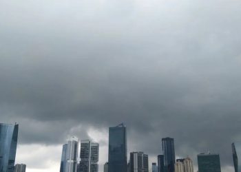 Prediksi BMKG: Awan Tebal Selimuti Sebagian Besar Jakarta, Hujan Ringan Turun Sore Hari
