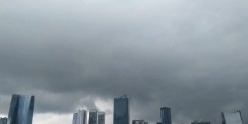 Prediksi BMKG: Awan Tebal Selimuti Sebagian Besar Jakarta, Hujan Ringan Turun Sore Hari