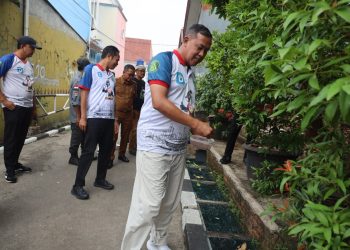 Dapati Laporan Warga, Tri Adhianto Cek Penyempitan Saluran Air di Perumahan Mandosi Permai Jatiluhur.
