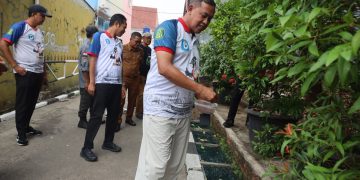 Dapati Laporan Warga, Tri Adhianto Cek Penyempitan Saluran Air di Perumahan Mandosi Permai Jatiluhur.
