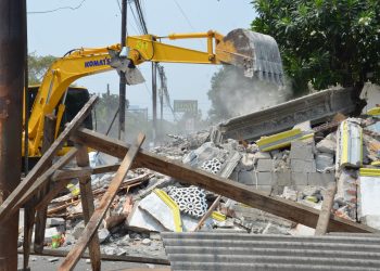 PEMKOT BEKASI BONGKAR BANGLI TANAH APIT DI ATAS LAHAN PJT II