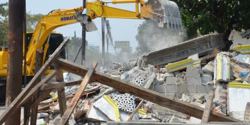 PEMKOT BEKASI BONGKAR BANGLI TANAH APIT DI ATAS LAHAN PJT II