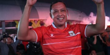 Saksikan Timnas Juara Bareng Warga, Tri Adhianto Bagi-Bagi Doorprize
