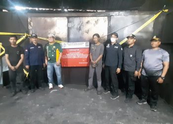 Tegakkan Aturan Lingkungan, Gakkum DLH Kota Bekasi Segel Pabrik Arang di Sumur Batu